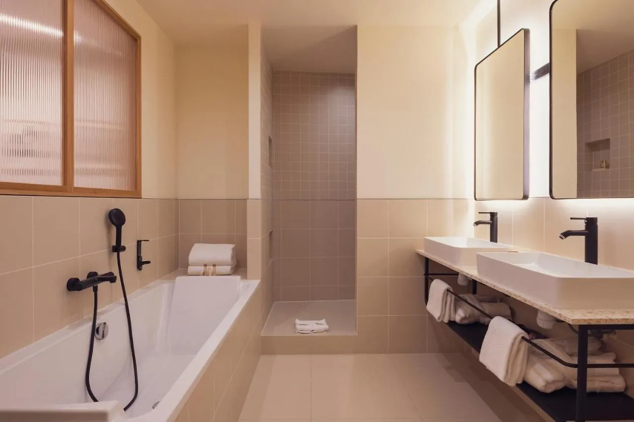 Tinah Paris, Champs Elysees Hotell Paris