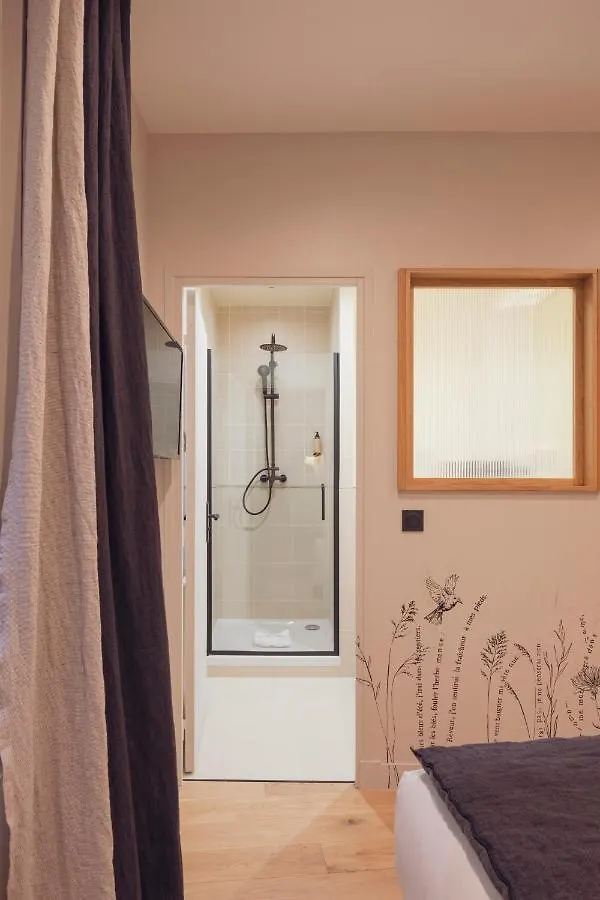 Tinah Paris, Champs Elysees Hotell 2*