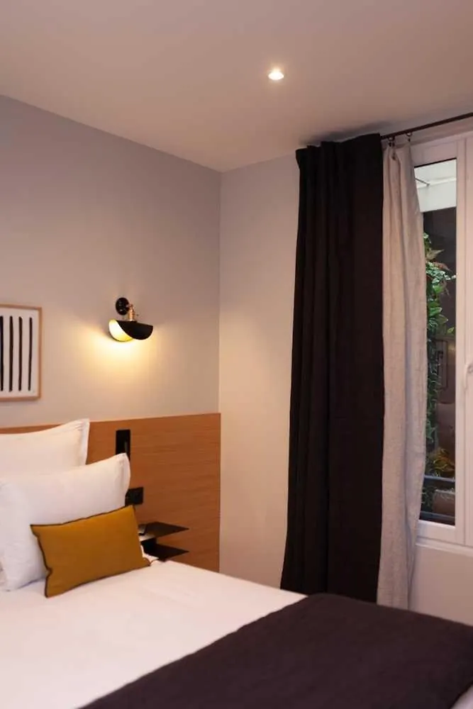 Hotel Tinah Paris, Champs Elysees 2*